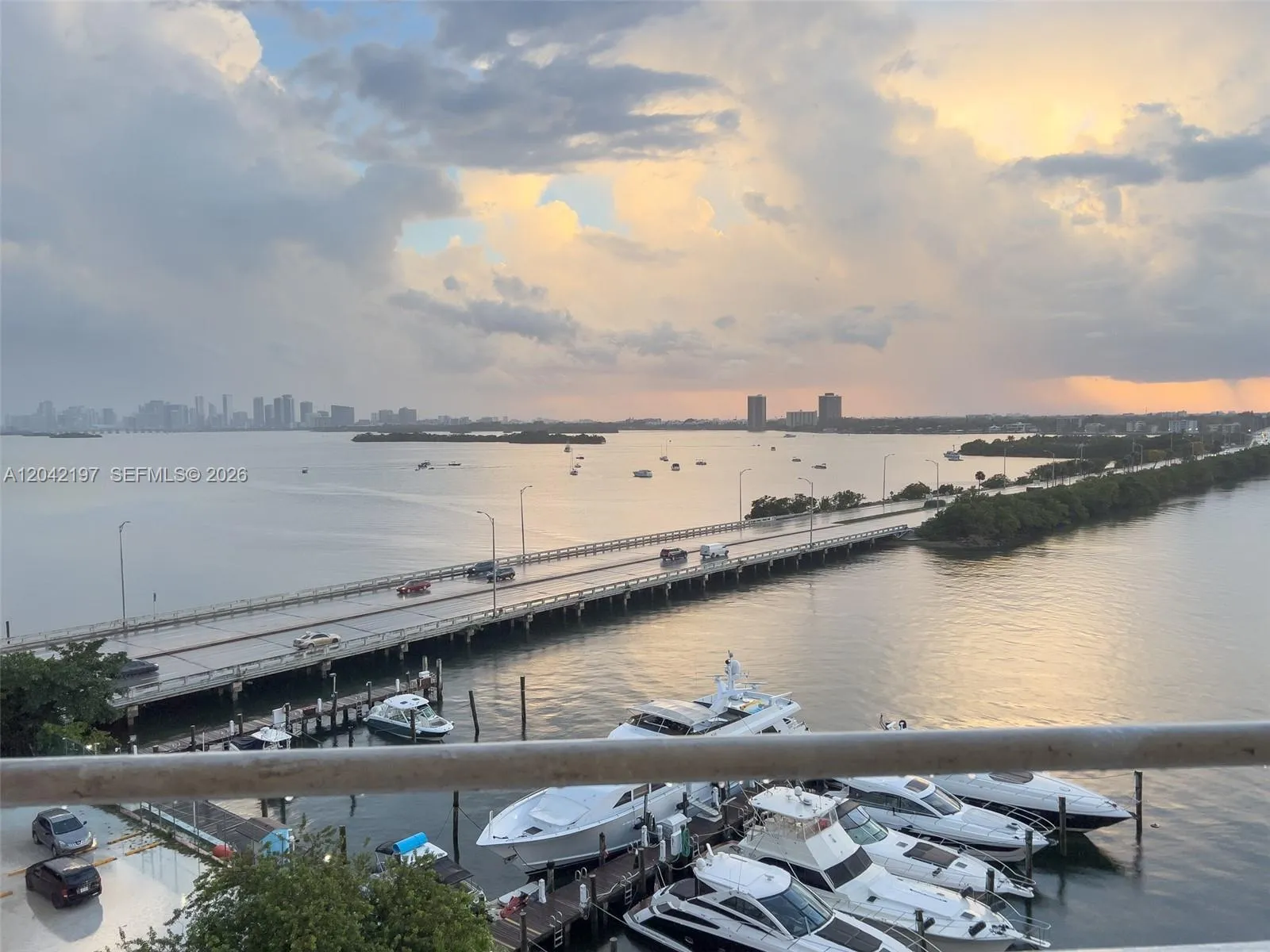 Foto de propiedad en 7904 West Drive 812, North Bay Village, FL 33141 North Bay Village con MLS# 