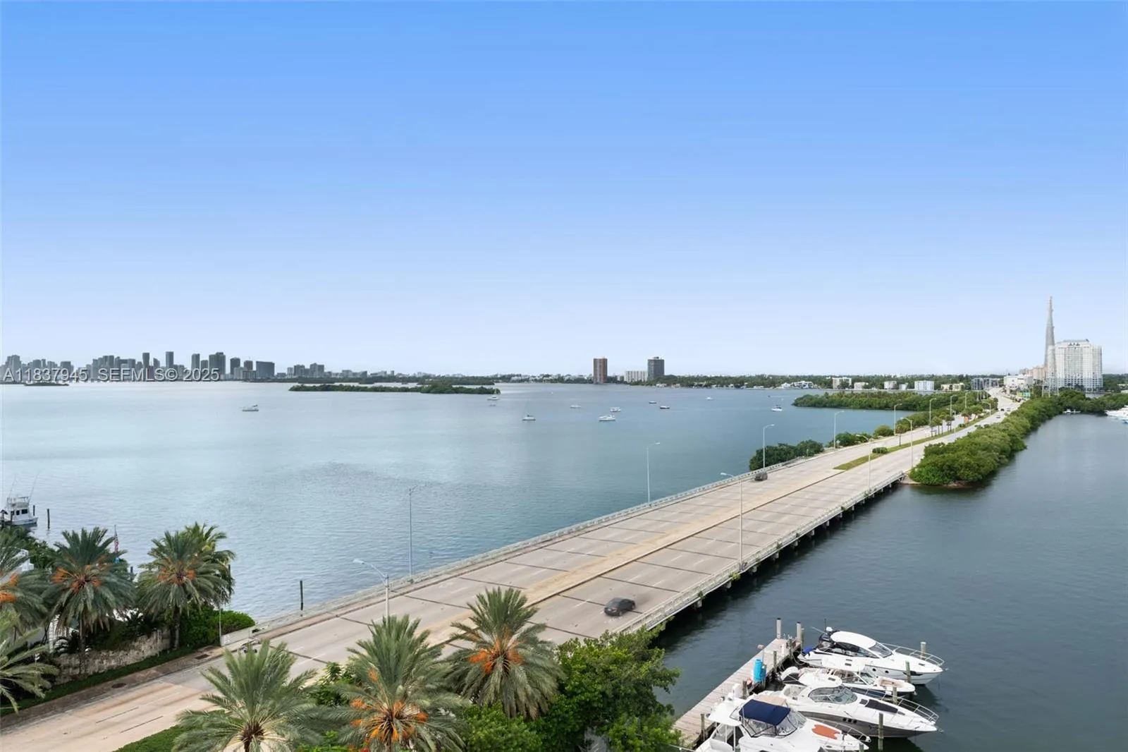 Foto de propiedad en 7904 West Drive 901, North Bay Village, FL 33141 North Bay Village con MLS# 