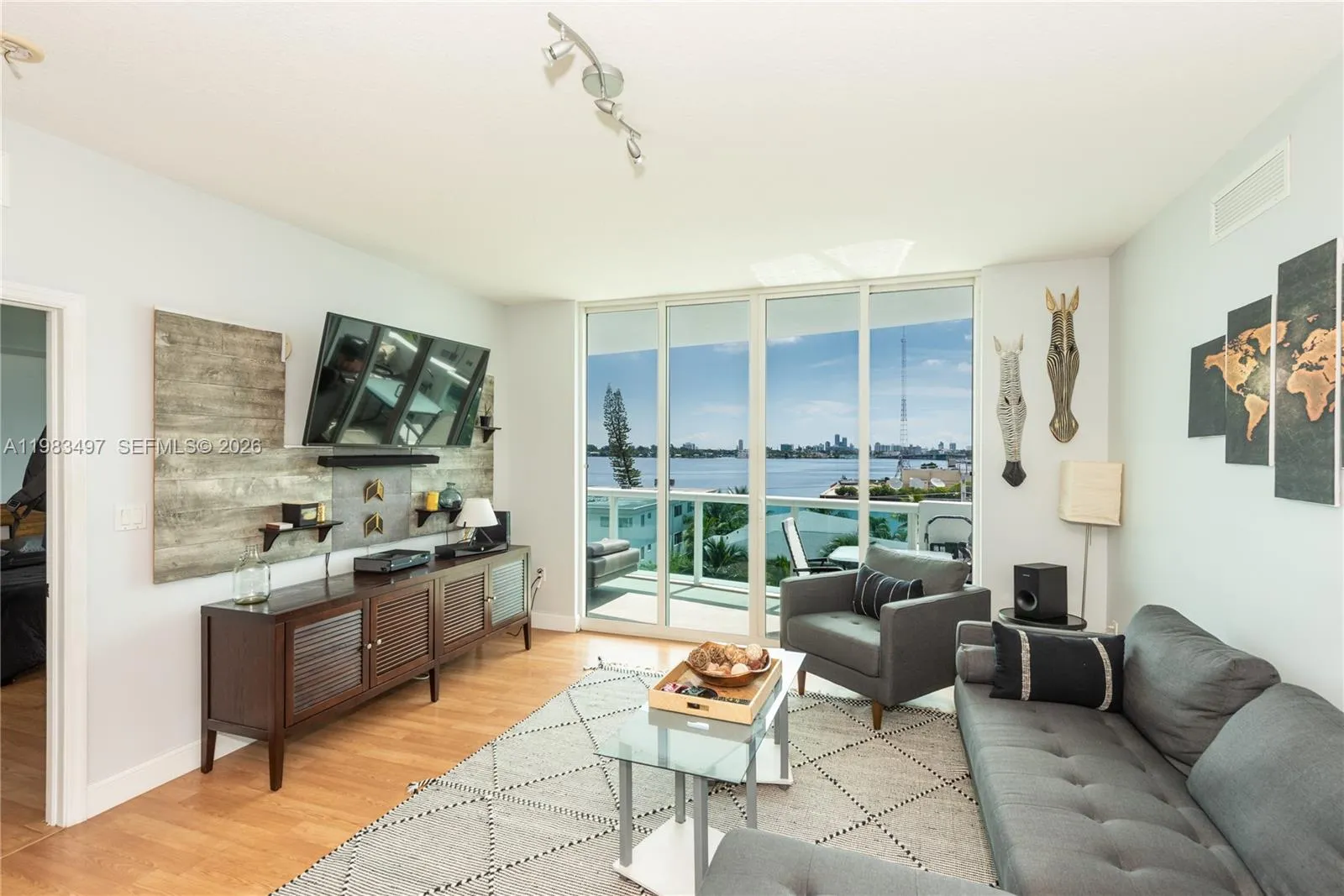 Foto de propiedad en 7910 Harbor Island Drive 502, North Bay Village, FL 33141 North Bay Village con MLS# 