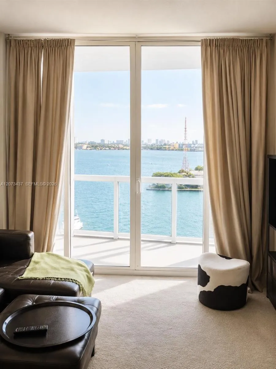 Foto de propiedad en 7910 Harbor Island Drive 904, North Bay Village, FL 33141 North Bay Village con MLS# 