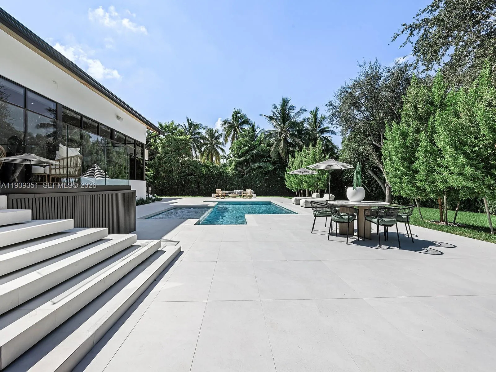 Foto de propiedad en 7910 Los Pinos Circle, Coral Gables, FL 33143 Coral Gables con MLS# 