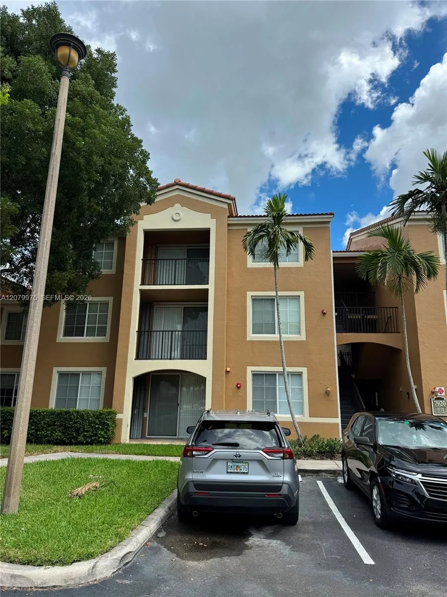 Foto de propiedad en 7920 N Nob Hill Road 103, Tamarac, FL 33321 Tamarac con MLS# 