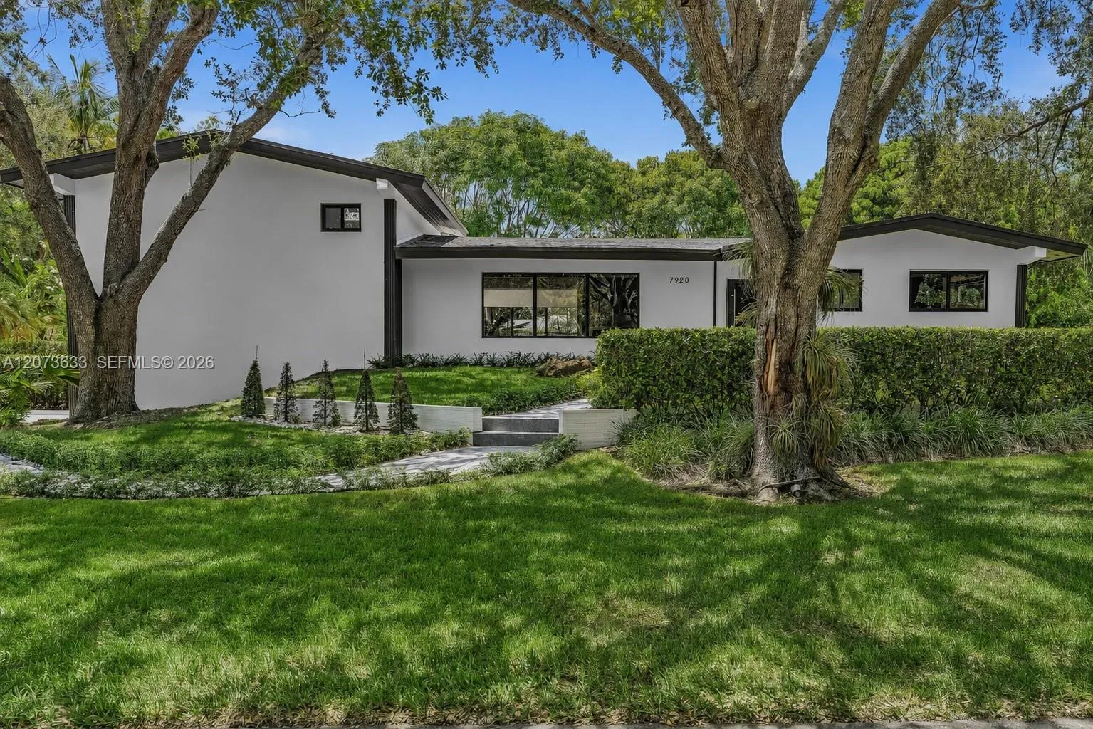 Foto de propiedad en 7920 SW 132nd Street, Pinecrest, FL 33156 Pinecrest con MLS# 
