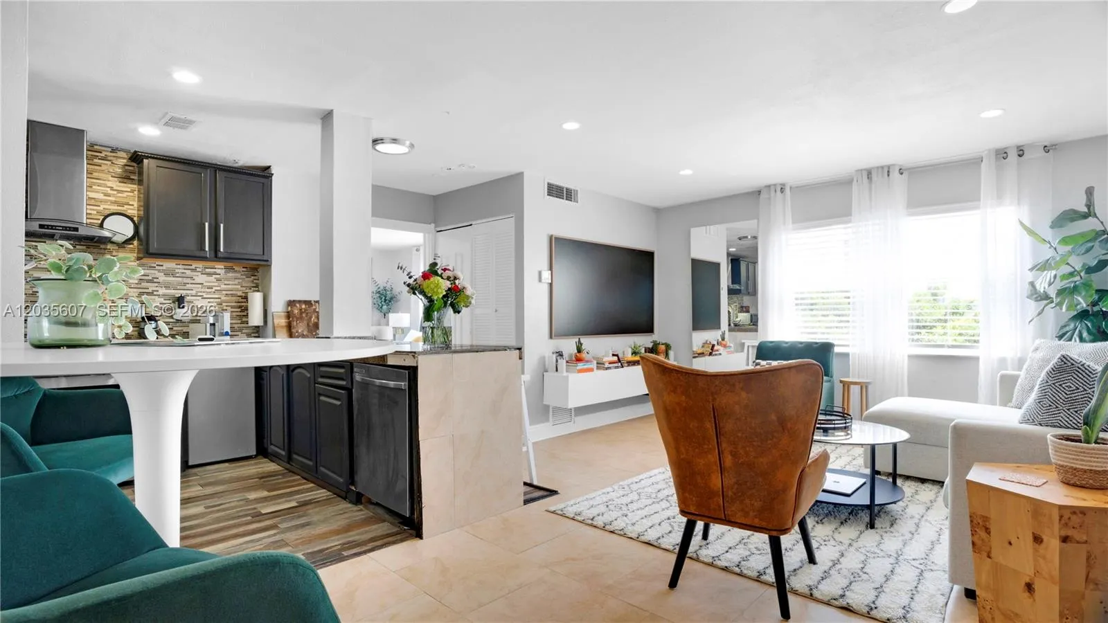 Foto de propiedad en 7925 Carlyle Avenue 403, Miami Beach, FL 33141 Miami Beach con MLS# 