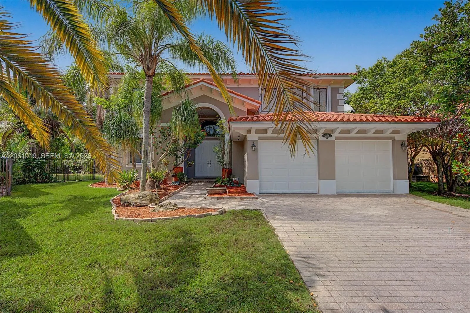 Foto de propiedad en 7926 SW 195th Terrace, Cutler Bay, FL 33157 Cutler Bay con MLS# 
