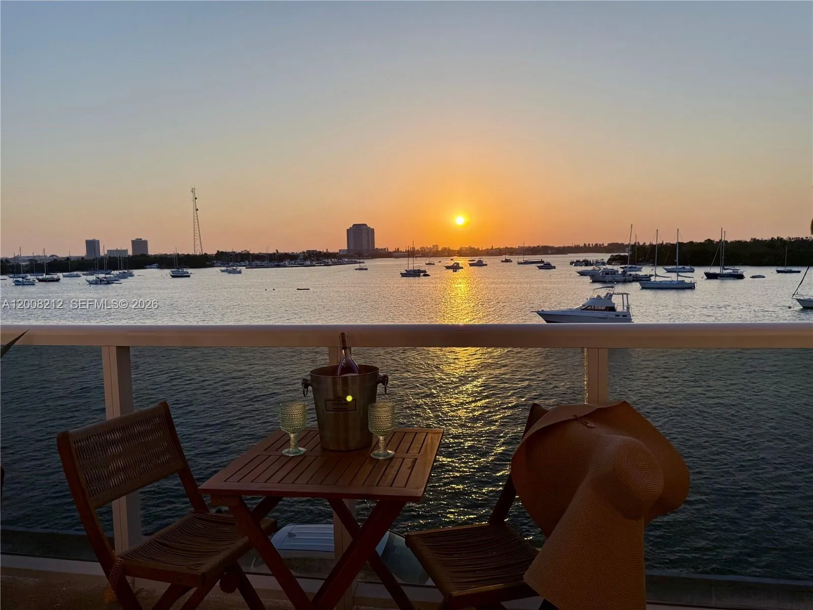 Foto de propiedad en 7928 West Drive 307, North Bay Village, FL 33141 North Bay Village con MLS# 