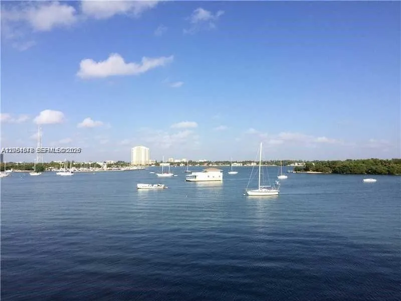 Foto de propiedad en 7928 West Drive 410, North Bay Village, FL 33141 North Bay Village con MLS# 