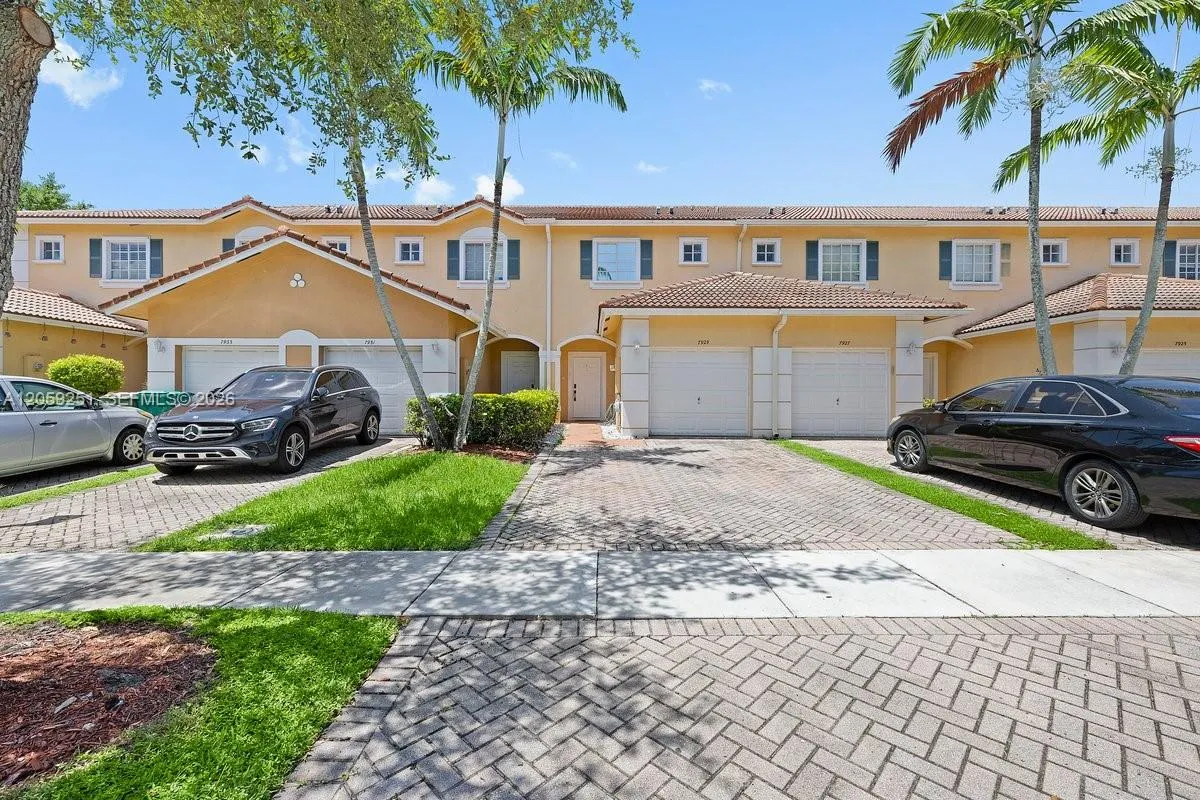 Foto de propiedad en 7929 Tuscany Drive, Tamarac, FL 33321 Tamarac con MLS# 