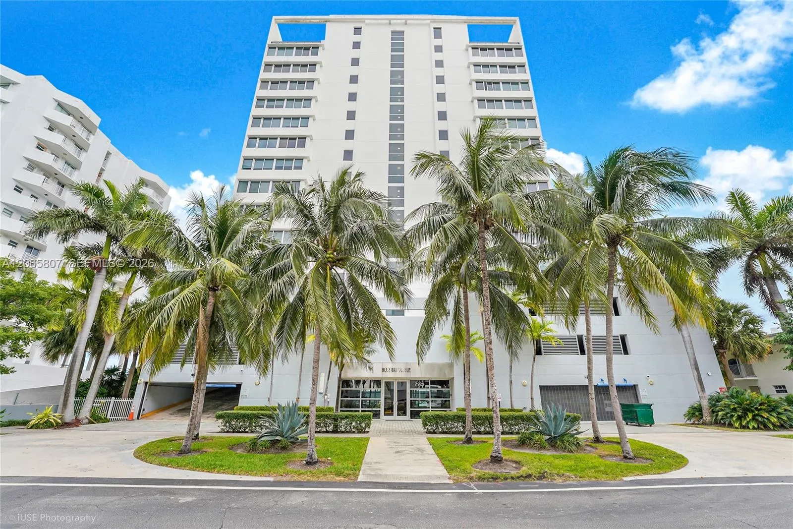 Foto de propiedad en 7929 West Drive 1001, North Bay Village, FL 33141 North Bay Village con MLS# 