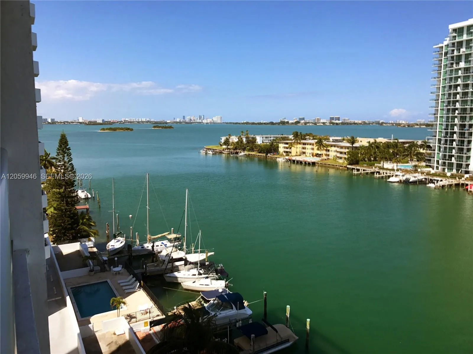 Foto de propiedad en 7929 West Drive 802, North Bay Village, FL 33141 North Bay Village con MLS# 