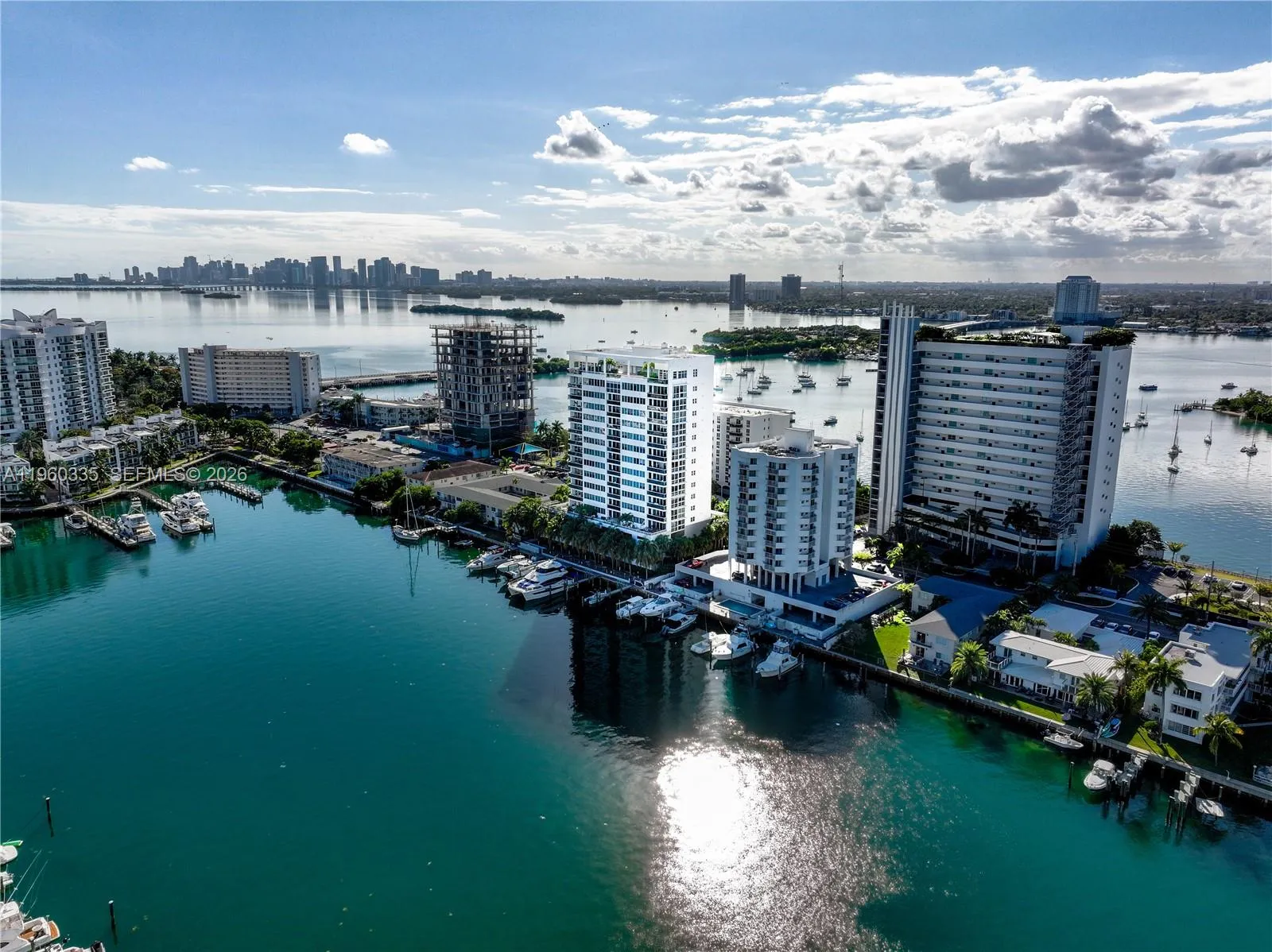 Foto de propiedad en 7929 West Drive 903, North Bay Village, FL 33141 North Bay Village con MLS# 