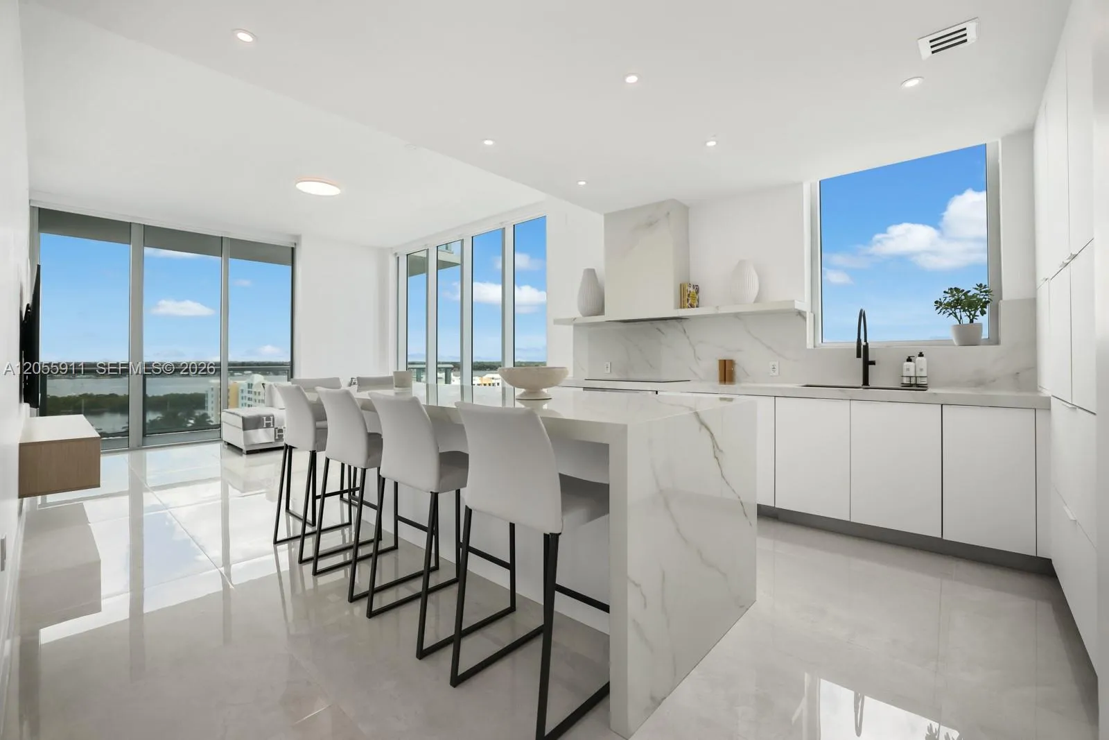 Foto de propiedad en 7930 East Drive 1208, North Bay Village, FL 33141 North Bay Village con MLS# 