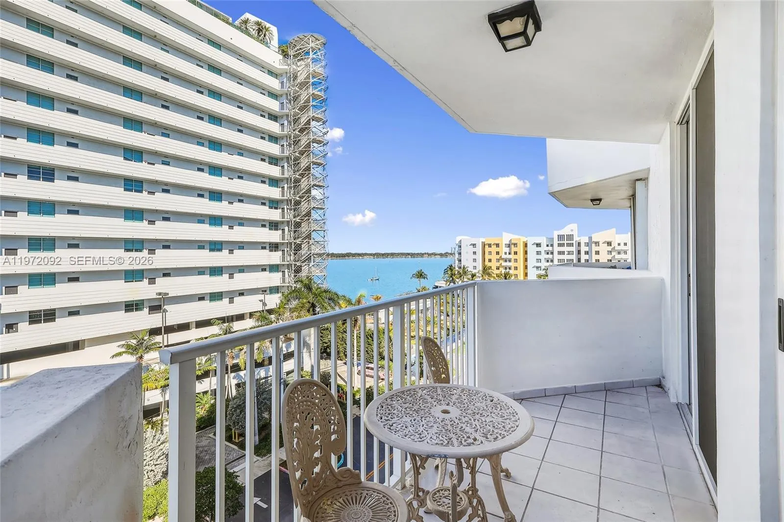 Foto de propiedad en 7933 West Drive 819, North Bay Village, FL 33141 North Bay Village con MLS# 