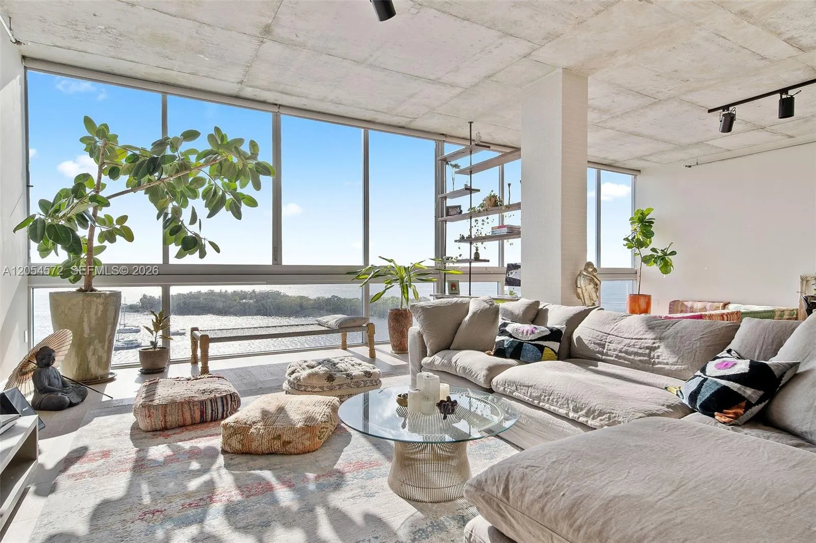 Foto de propiedad en 7934 West Drive 803, North Bay Village, FL 33141 North Bay Village con MLS# 