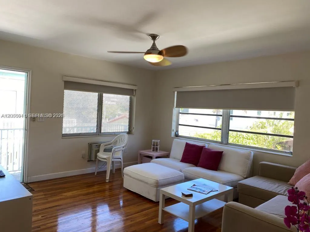 Foto de propiedad en 7935 Carlyle Avenue 10, Miami Beach, FL 33141 Miami Beach con MLS# 