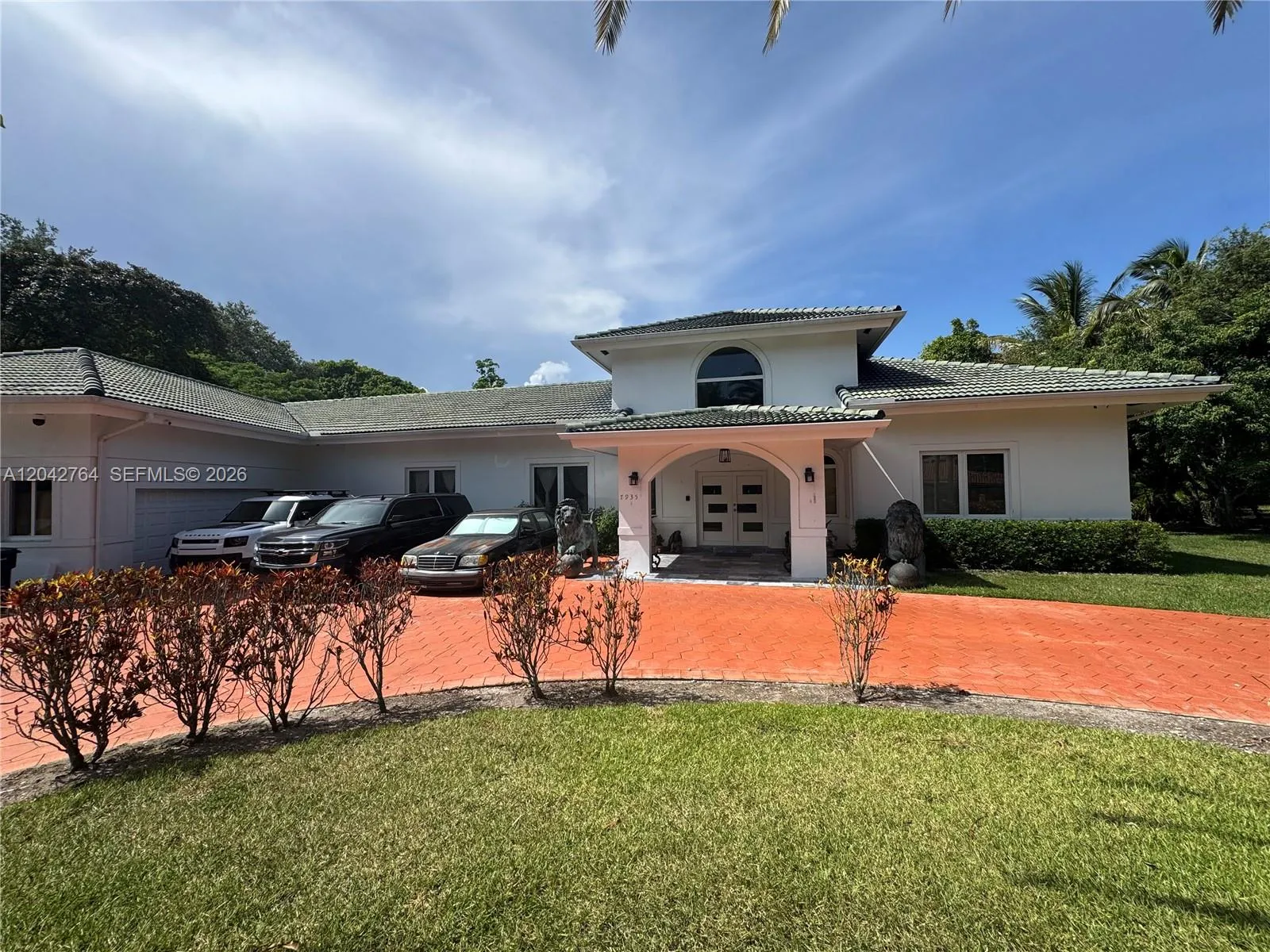 Foto de propiedad en 7935 SW 128th Street, Pinecrest, FL 33156 Pinecrest con MLS# 