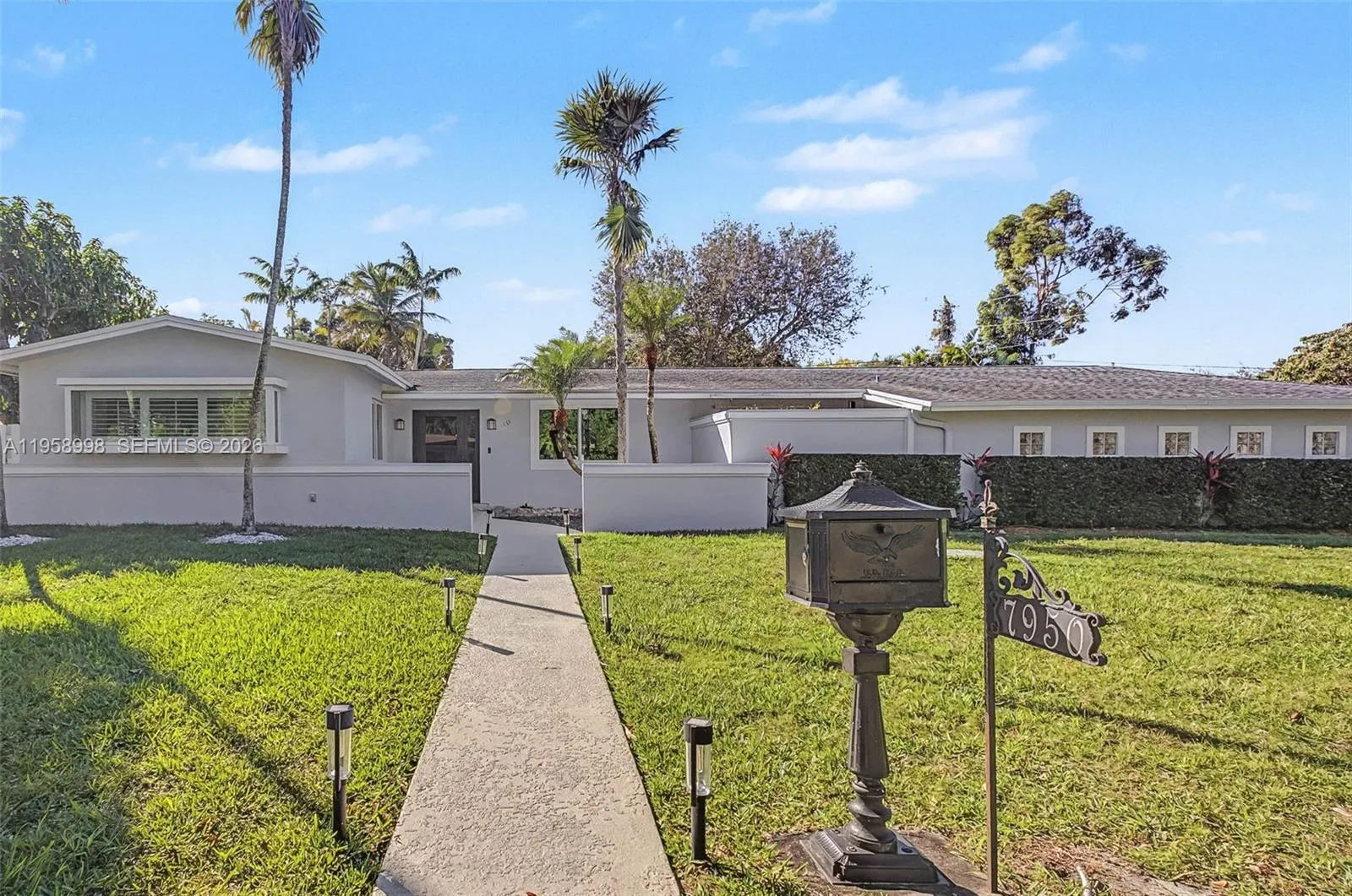 Foto de propiedad en 7950 SW 161st Street, Palmetto Bay, FL 33157 Palmetto Bay con MLS# 