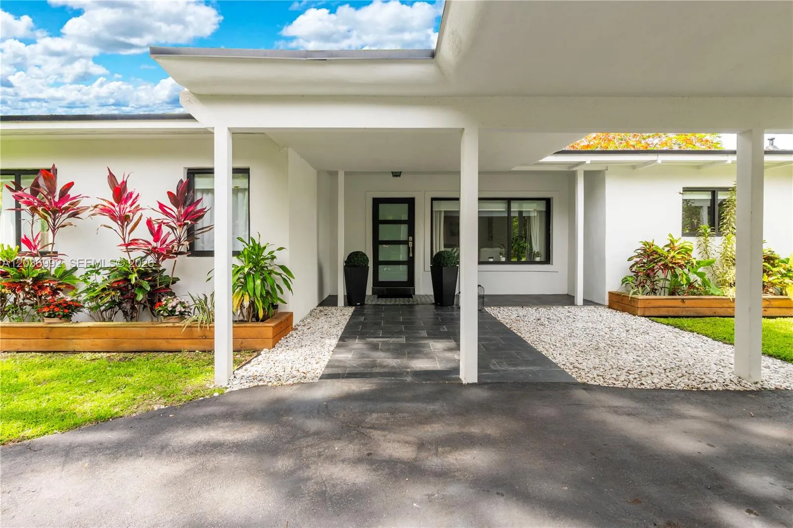 Foto de propiedad en 7970 SW 122nd Street, Pinecrest, FL 33156 Pinecrest con MLS# 