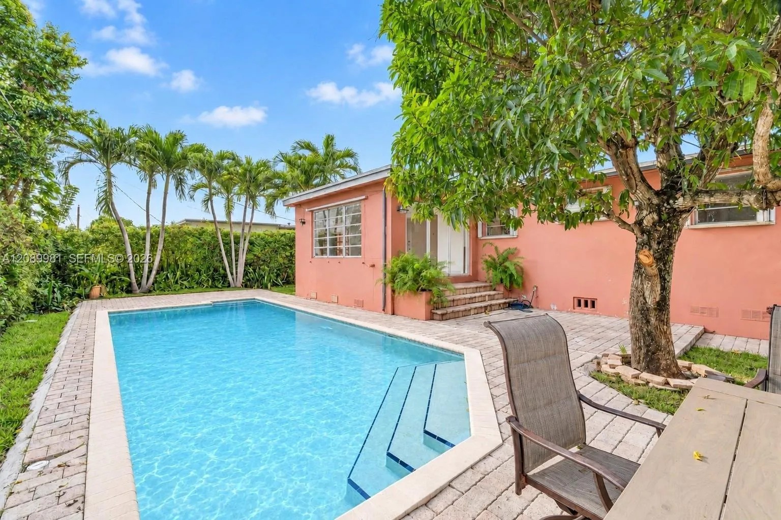 Foto de propiedad en 7970 SW 17th Street, Miami, FL 33155 Miami con MLS# 