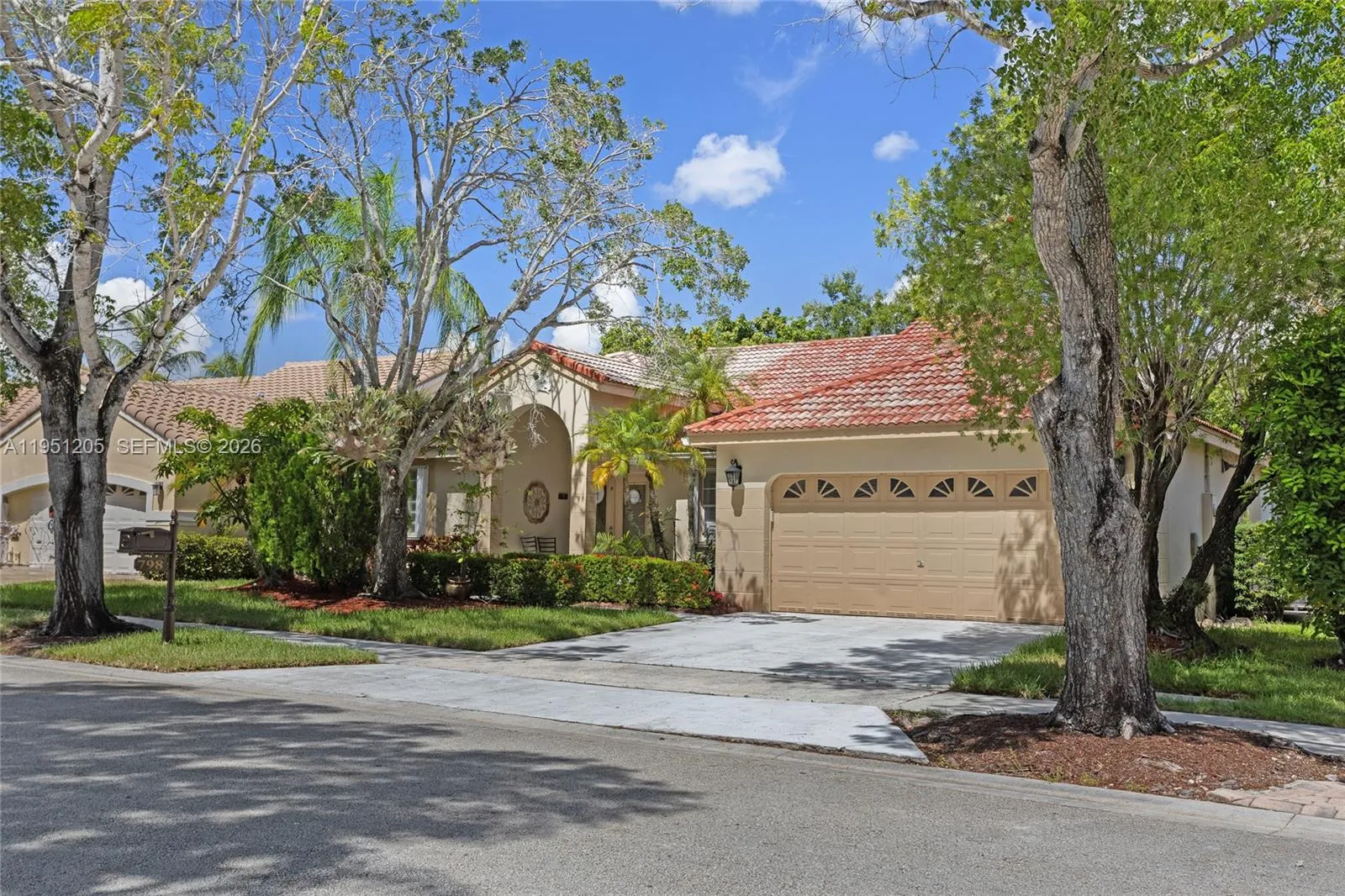 Foto de propiedad en 798 Verona Lake Drive, Weston, FL 33326 Weston con MLS# 