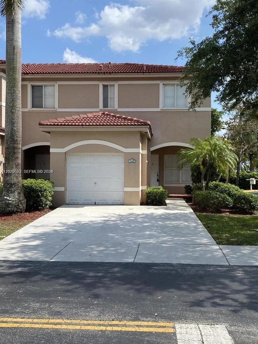 Foto de propiedad en 7980 S Southwood Circle 0, Davie, FL 33328 Davie con MLS# 