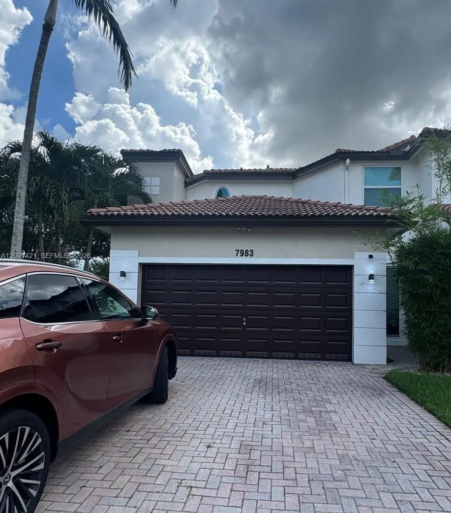 Foto de propiedad en 7983 NW 114th Place, Doral, FL 33178 Doral con MLS# 