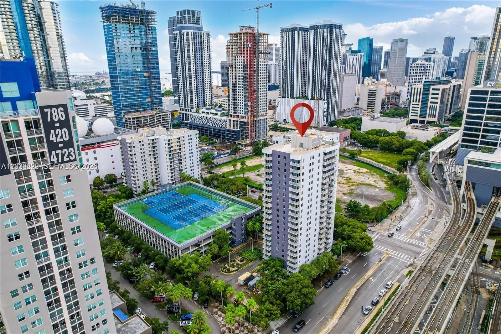Foto de propiedad en 800 N Miami Avenue E-1008, Miami, FL 33136 Miami con MLS# 