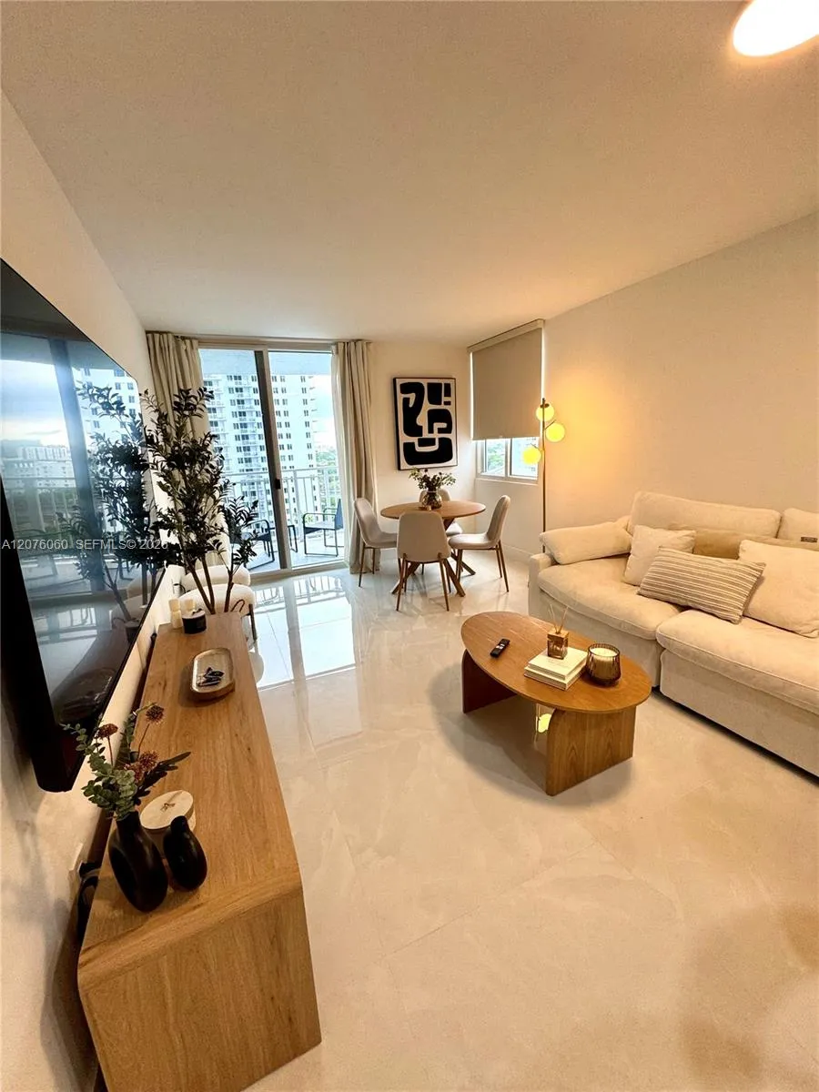 Foto de propiedad en 800 N Miami Avenue E-1201, Miami, FL 33136 Miami con MLS# 