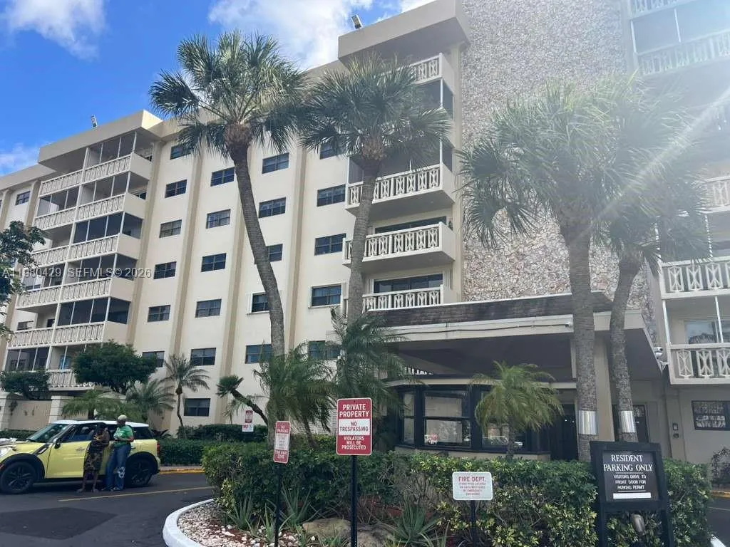 Foto de propiedad en 800 NE 195th Street 501, Miami, FL 33179 Miami con MLS# 