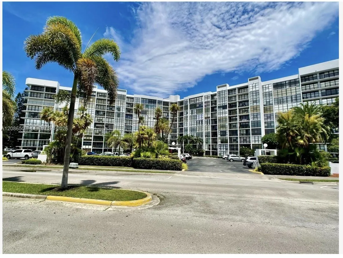 Foto de propiedad en 800 Parkview Drive 106, Hallandale Beach, FL 33009 Hallandale Beach con MLS#