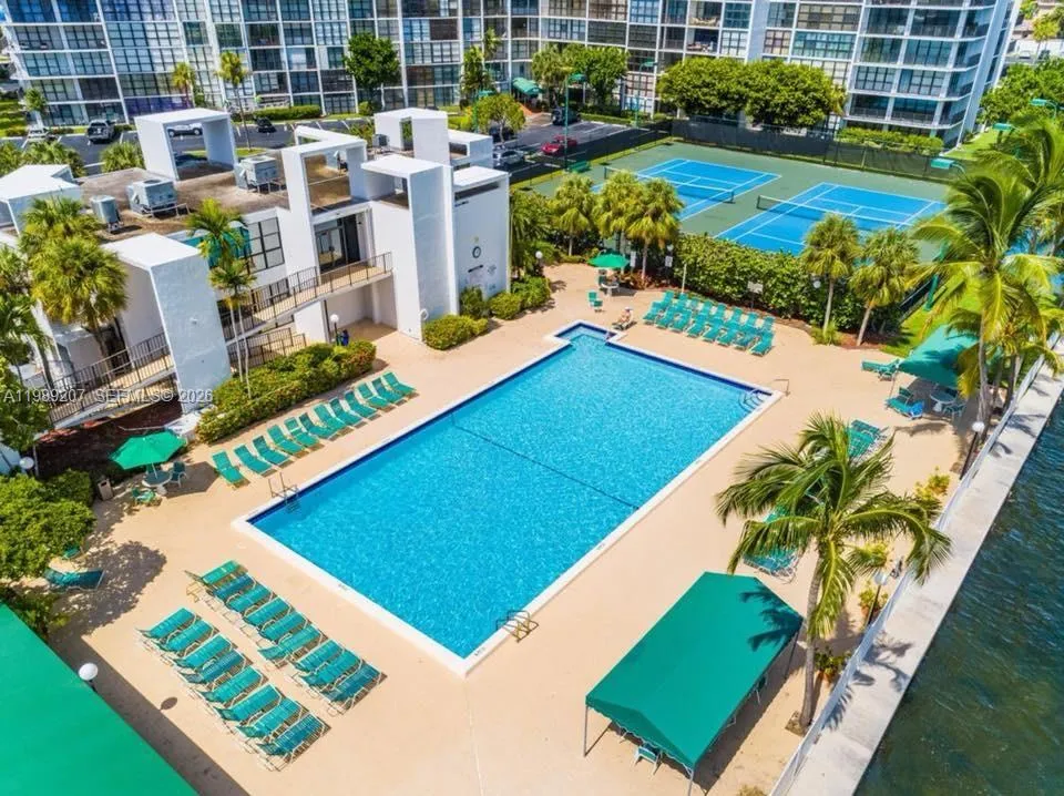 Foto de propiedad en 800 Parkview Drive 222, Hallandale Beach, FL 33009 Hallandale Beach con MLS# 