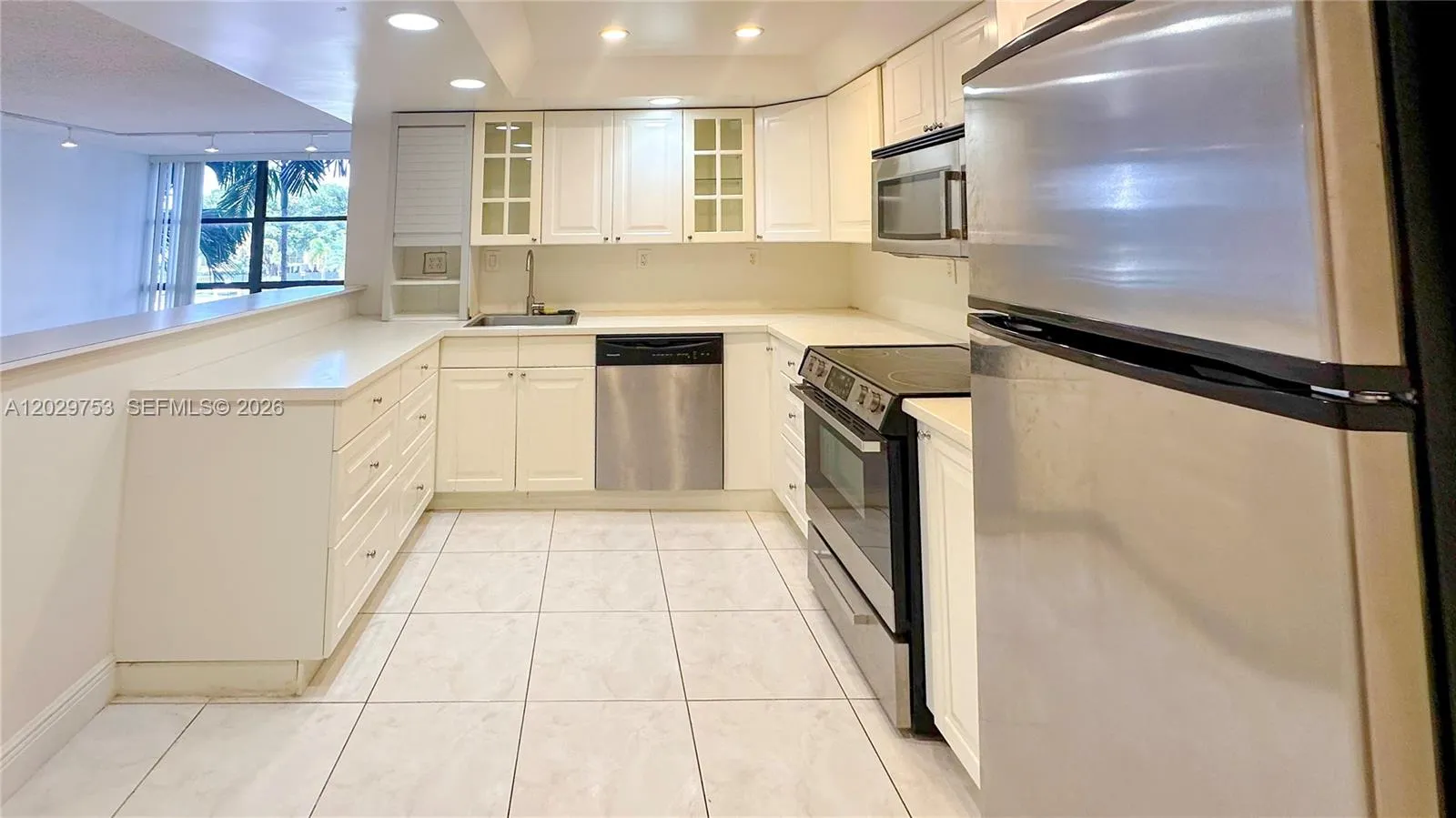 Foto de propiedad en 800 Parkview Drive 323, Hallandale Beach, FL 33009 Hallandale Beach con MLS# 