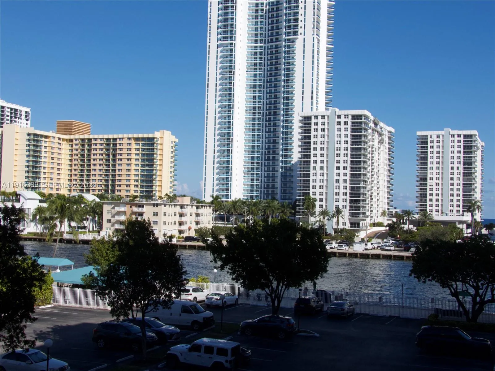 Foto de propiedad en 800 Parkview Drive 402, Hallandale Beach, FL 33009 Hallandale Beach con MLS#