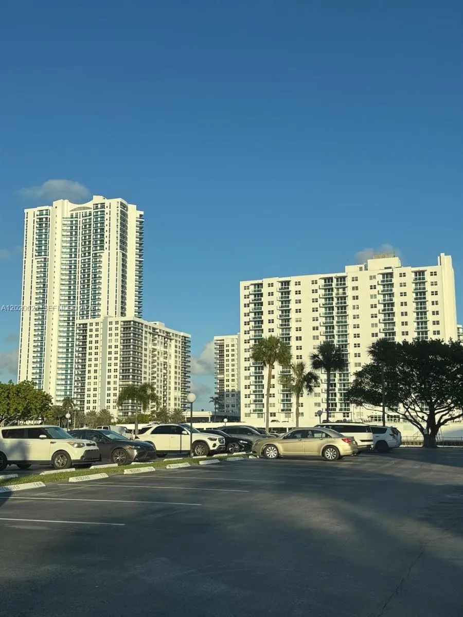 Foto de propiedad en 800 Parkview Drive 406, Hallandale Beach, FL 33009 Hallandale Beach con MLS# 