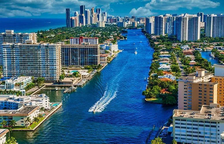 Foto de propiedad en 800 Parkview Drive 410, Hallandale Beach, FL 33009 Hallandale Beach con MLS#