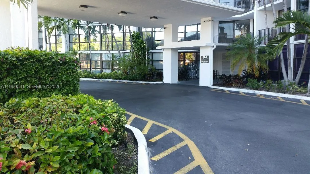 Foto de propiedad en 800 Parkview Drive 416, Hallandale Beach, FL 33009 Hallandale Beach con MLS# 