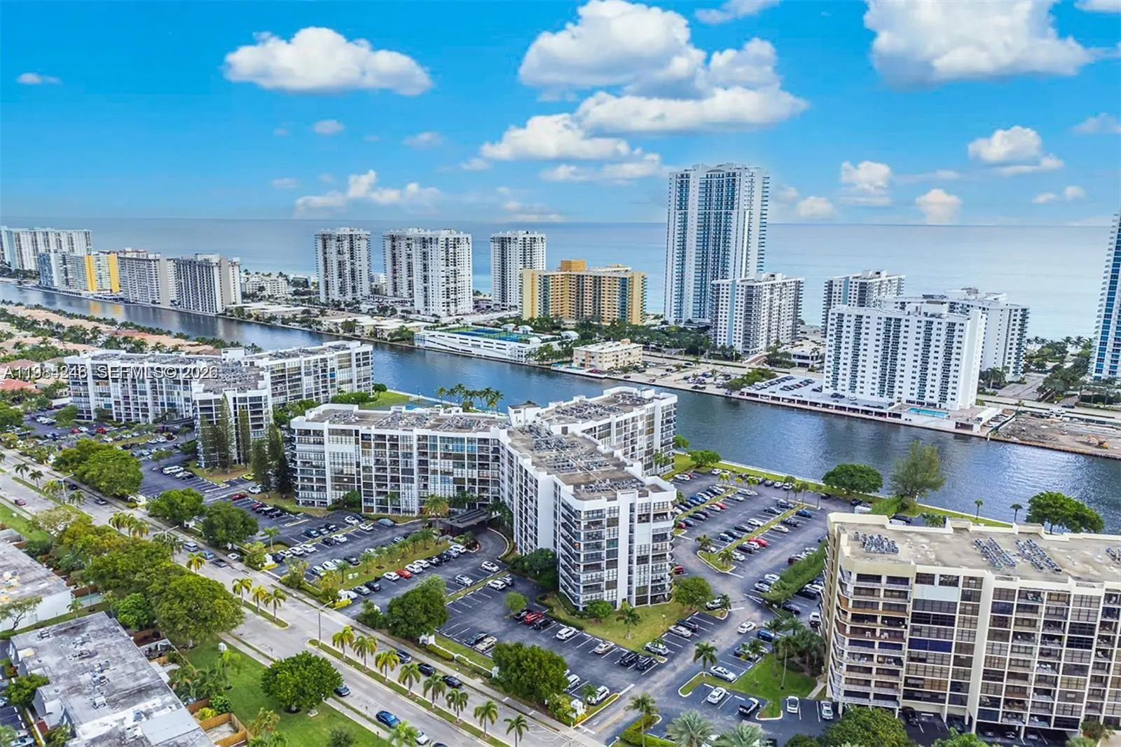 Foto de propiedad en 800 Parkview Drive 527, Hallandale Beach, FL 33009 Hallandale Beach con MLS#