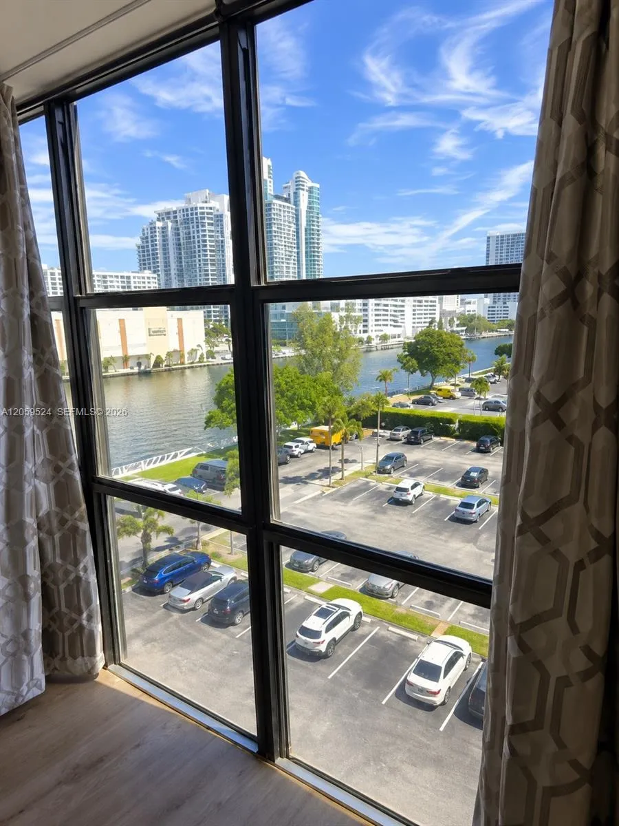 Foto de propiedad en 800 Parkview Drive 716, Hallandale Beach, FL 33009 Hallandale Beach con MLS#
