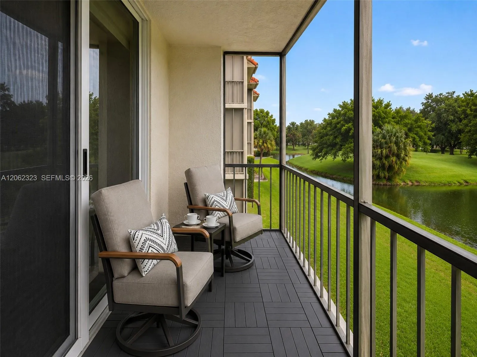 Foto de propiedad en 800 S Hollybrook Drive 205, Pembroke Pines, FL 33025 Pembroke Pines con MLS# 