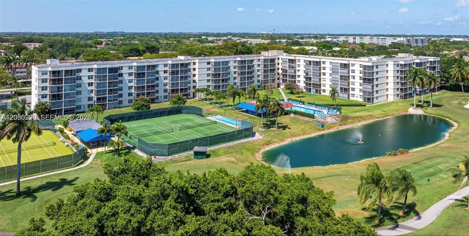 En Venta 800 S Hollybrook Drive 305, Pembroke Pines, FL 33025, Pembroke Pines, FL 33025
