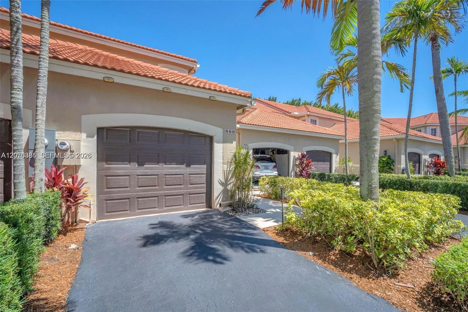 Foto de propiedad en 800 Sorrento Drive 2, Weston, FL 33326 Weston con MLS# 