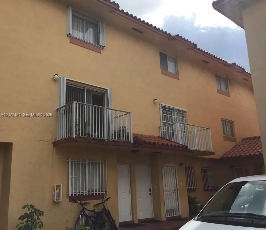 Foto de propiedad en 800 SW 104th Court A-201, Miami, FL 33174 Miami con MLS# 