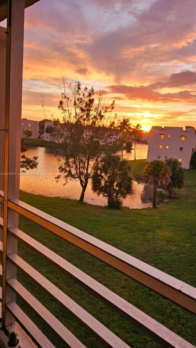 Foto de propiedad en 8000 N Sunrise Lakes Drive 309, Sunrise, FL 33322 Sunrise con MLS# 