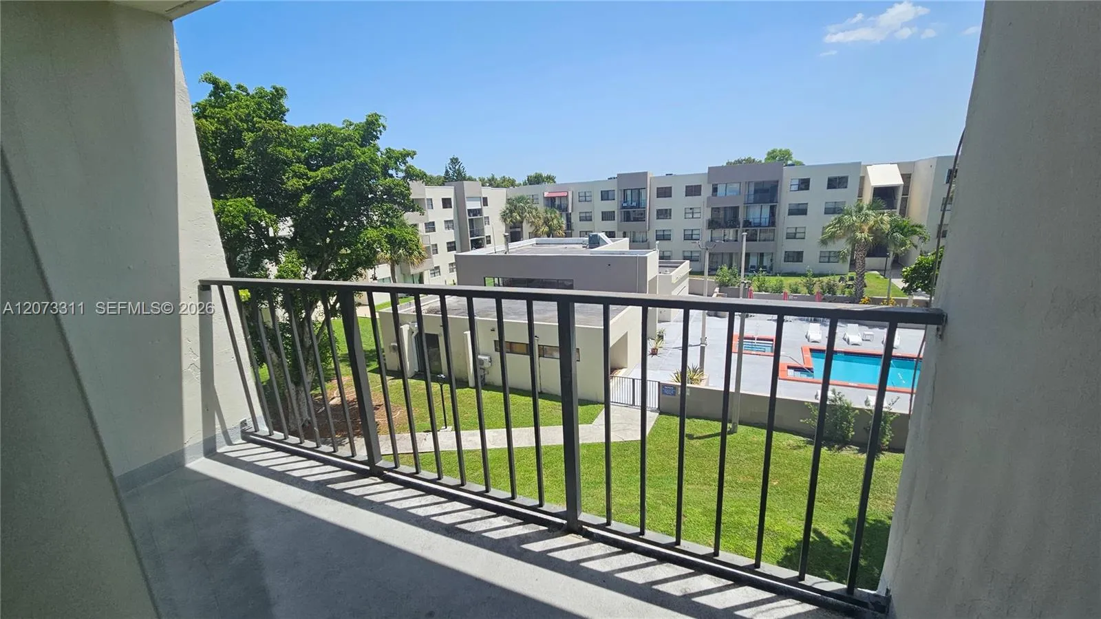 Foto de propiedad en 8000 SW 149th Avenue A411, Miami, FL 33193 Miami con MLS# 