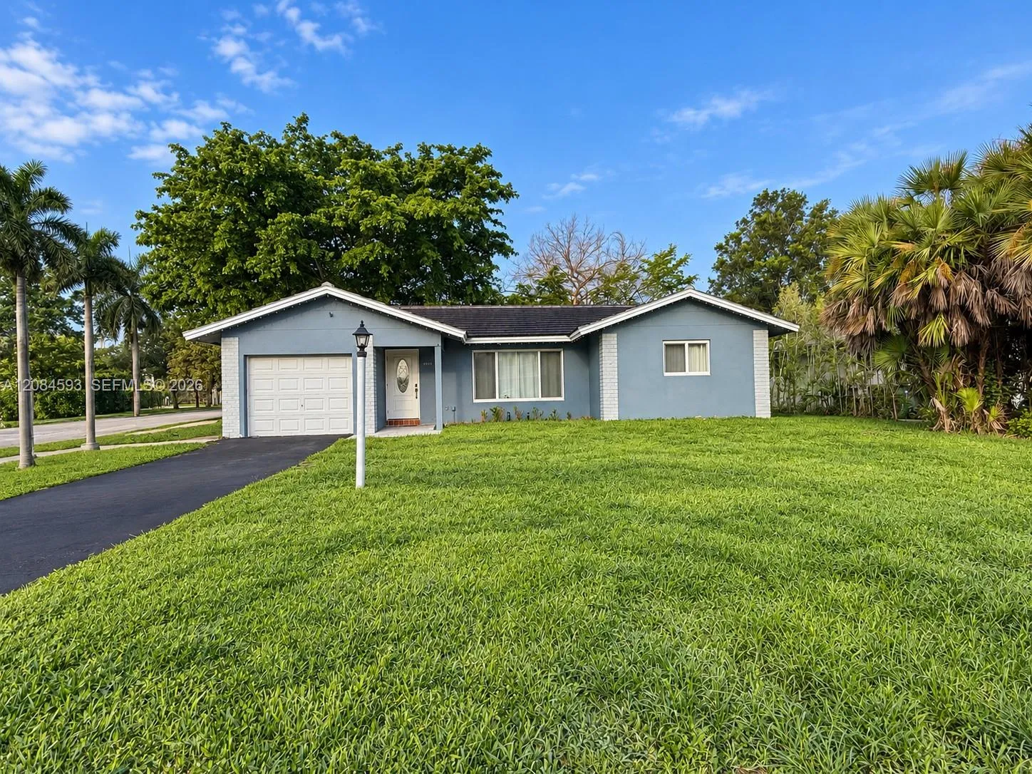 Foto de propiedad en 8001 NW 108 Avenue, Tamarac, FL 33321 Tamarac con MLS# 