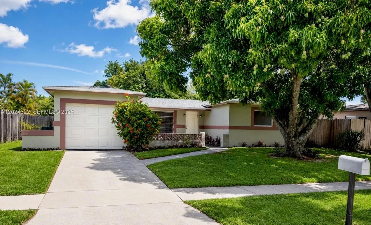 Foto de propiedad en 8001 NW 3rd Place, Margate, FL 33063 Margate con MLS# 