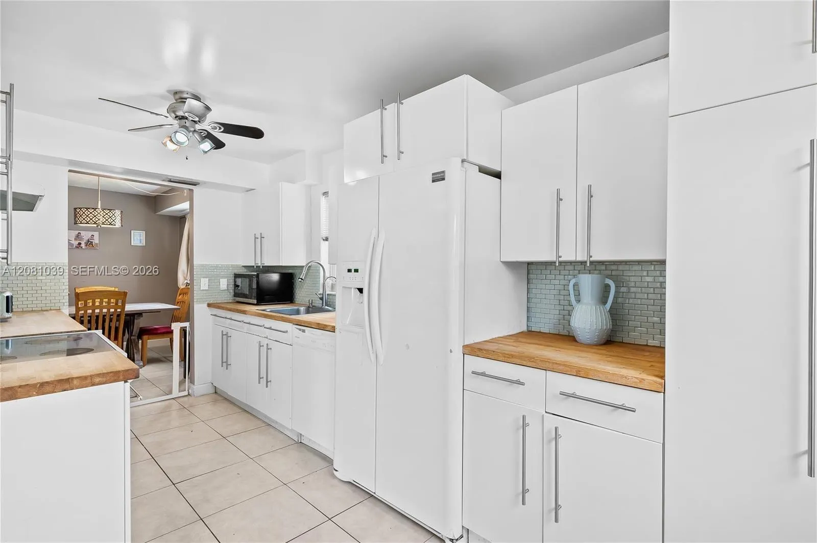 Foto de propiedad en 8002 Lagos De Campo Boulevard B-101, Tamarac, FL 33321 Tamarac con MLS# 