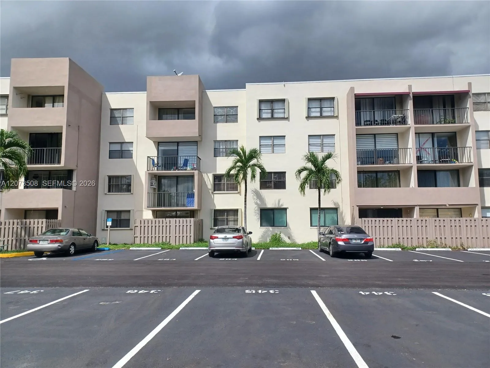 Foto de propiedad en 8004 SW 149th Avenue C110, Miami, FL 33193 Miami con MLS# 