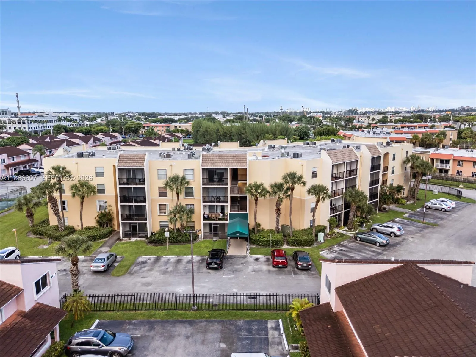 Foto de propiedad en 8005 Lake Drive 404, Doral, FL 33166 Doral con MLS# 