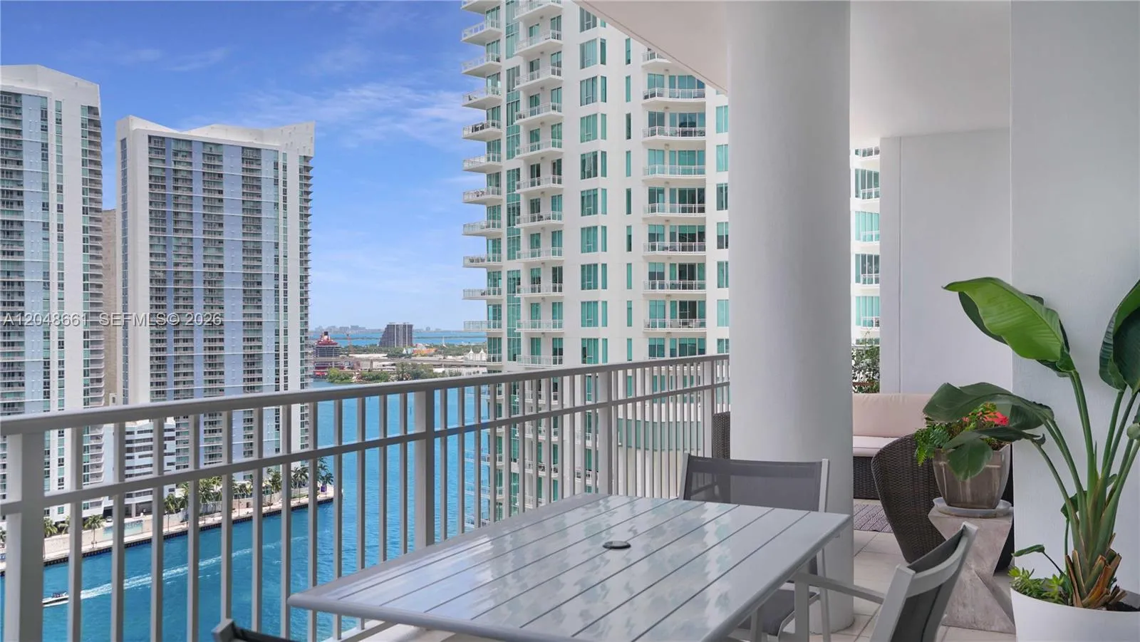 Foto de propiedad en 801 Brickell Key Boulevard 2210, Miami, FL 33131 Miami con MLS# 